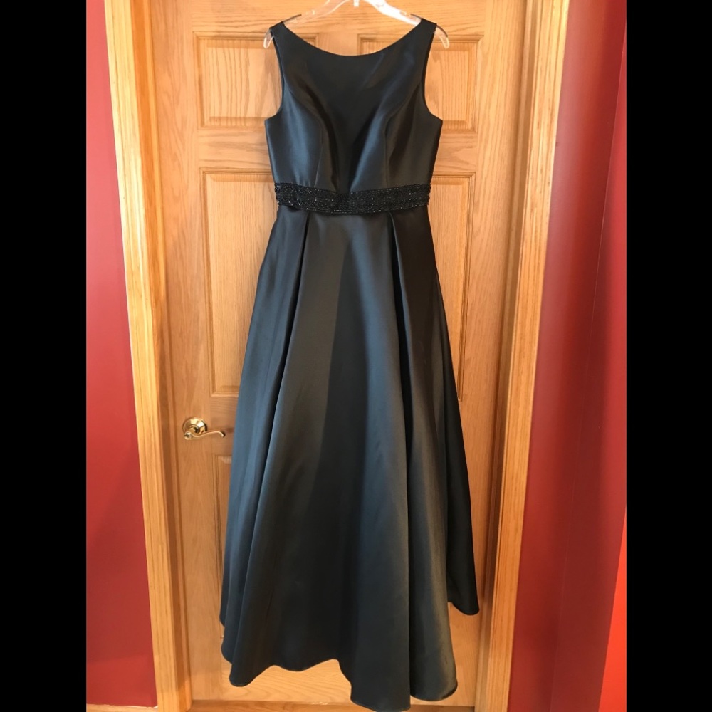 Black Madison James Classic Formal Dress